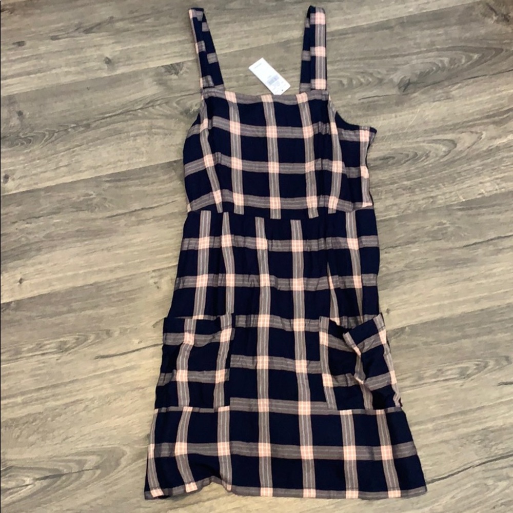 Plaid dress with pockets in the front